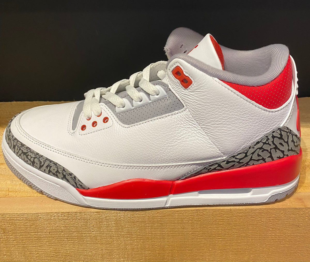 Jordan hot sale fire red