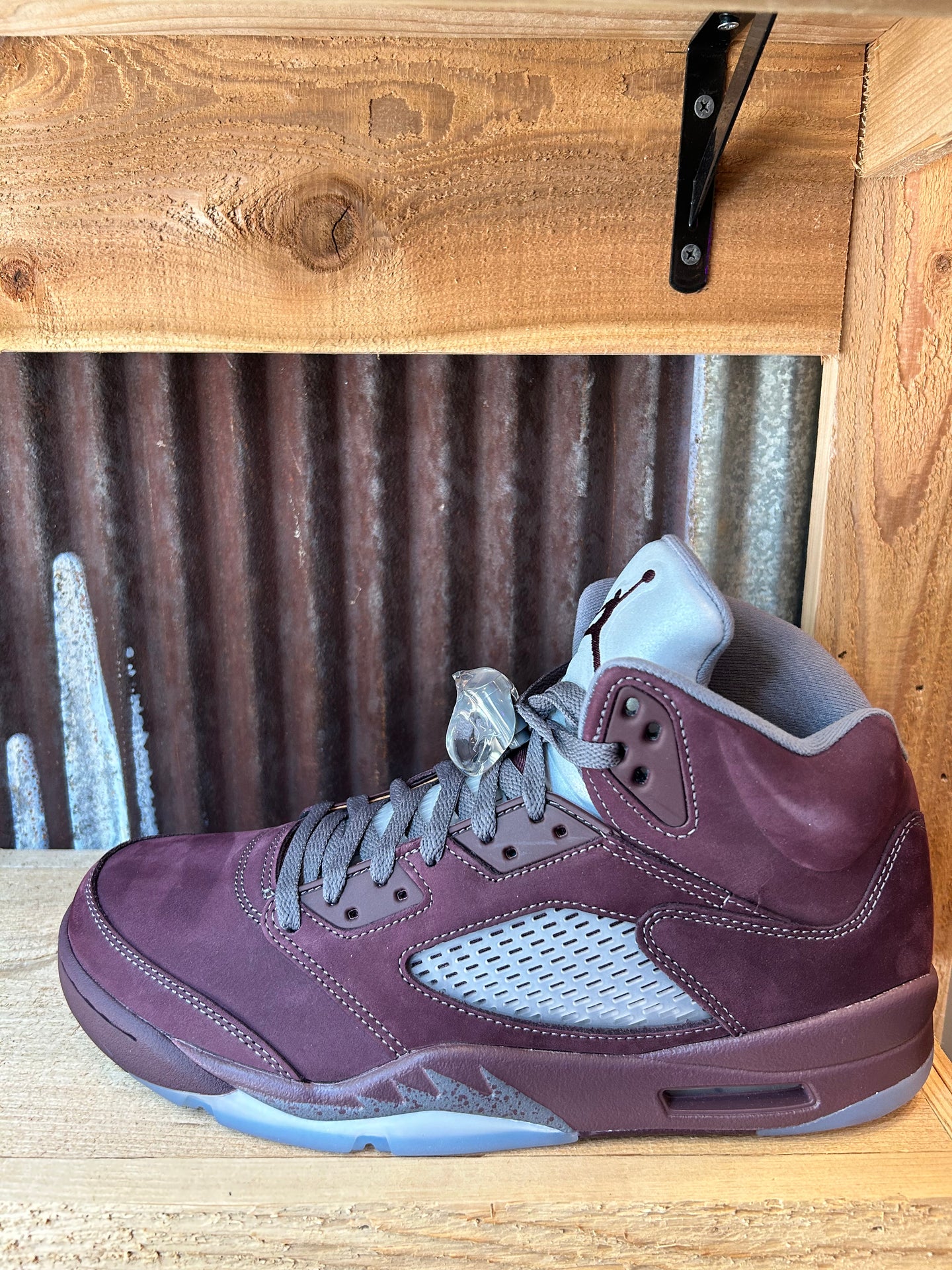 Burgundy sales retro jordans