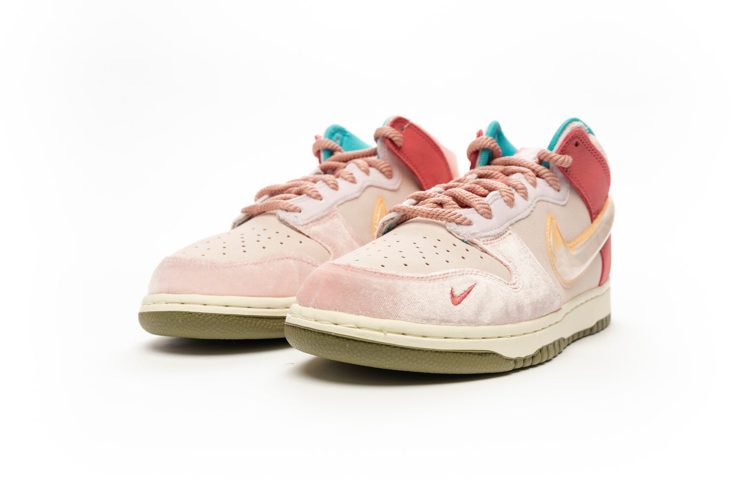 Social Status x Dunk Mid "Strawberry Milk"