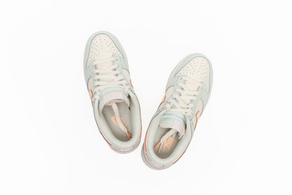 Dunk Low "Barely Green" [W]