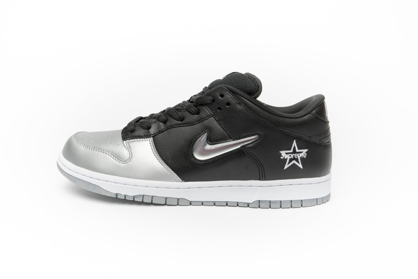 Nike SB Dunk Low OG QS Supreme "Metallic Silver"