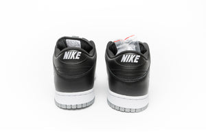 Nike SB Dunk Low OG QS Supreme "Metallic Silver"