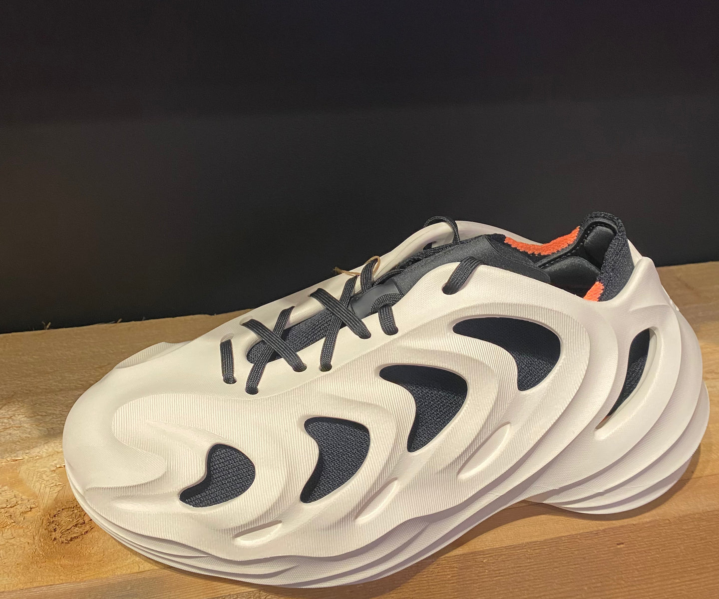adiFOM Q ‘Wonder White Black’